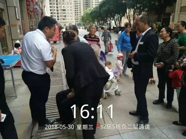 骑手遇老人摔倒毫不犹豫搀扶骑手遇见老人摔倒，毫不犹豫伸出援手——社会正能量的温暖传递