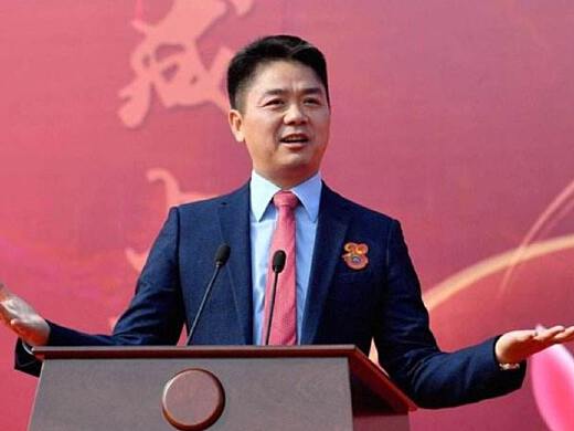 刘强东手拿啤酒为家乡宿迁队加油刘强东手拿啤酒为家乡宿迁队加油，乡情与激情的完美结合