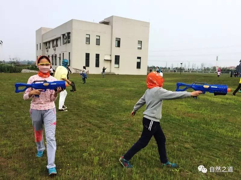 戴头盔拿枪轮流互射