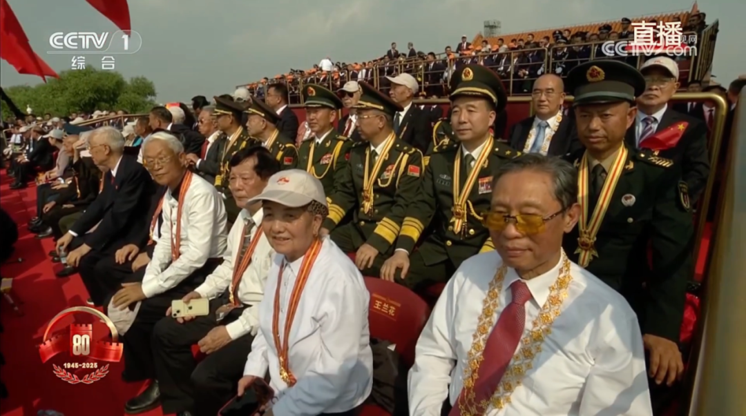 钟南山佩戴“共和国勋章”观礼钟南山佩戴共和国勋章观礼，荣耀与责任并存
